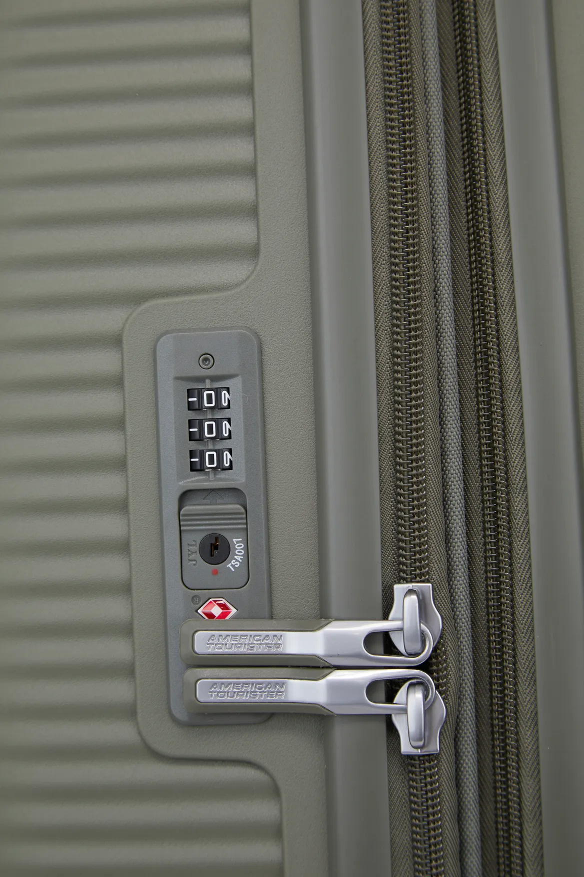 Curio 2 80cm Suitcase